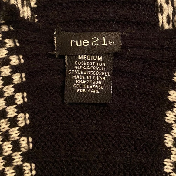 Rue 21 Black & White Knit Cape w/ Sleeves - Picture 3 of 5